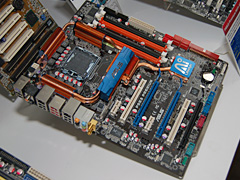 画像集#011のサムネイル/Skulltrailの実機にX48マザー,“初音ミクの中の人”が登場した,「Intel in Akiba」