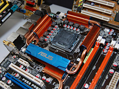 画像集#012のサムネイル/Skulltrailの実機にX48マザー,“初音ミクの中の人”が登場した,「Intel in Akiba」