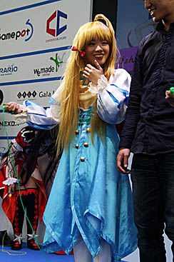 画像集#005のサムネイル/「ルーセントハート」「DIVINA」「Web 恋姫†夢想」のコスプレイヤーとドキドキのミニゲームを。「秋葉原PCゲームフェスタ」のガマニアステージをレポート
