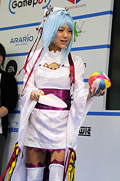 画像集#013のサムネイル/「ルーセントハート」「DIVINA」「Web 恋姫†夢想」のコスプレイヤーとドキドキのミニゲームを。「秋葉原PCゲームフェスタ」のガマニアステージをレポート