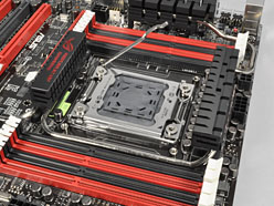 画像集#005のサムネイル/「Sandy Bridge-E」はまもなく登場? ゲーマー向けX79マザーボード「Rampage IV Extreme」を写真で見る
