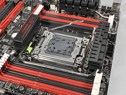 画像集#006のサムネイル/「Sandy Bridge-E」はまもなく登場? ゲーマー向けX79マザーボード「Rampage IV Extreme」を写真で見る