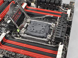 画像集#007のサムネイル/「Sandy Bridge-E」はまもなく登場? ゲーマー向けX79マザーボード「Rampage IV Extreme」を写真で見る