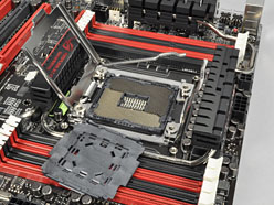 画像集#008のサムネイル/「Sandy Bridge-E」はまもなく登場? ゲーマー向けX79マザーボード「Rampage IV Extreme」を写真で見る