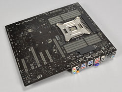 画像集#009のサムネイル/「Sandy Bridge-E」はまもなく登場? ゲーマー向けX79マザーボード「Rampage IV Extreme」を写真で見る