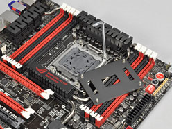 画像集#010のサムネイル/「Sandy Bridge-E」はまもなく登場? ゲーマー向けX79マザーボード「Rampage IV Extreme」を写真で見る