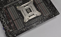 画像集#021のサムネイル/「Sandy Bridge-E」はまもなく登場? ゲーマー向けX79マザーボード「Rampage IV Extreme」を写真で見る