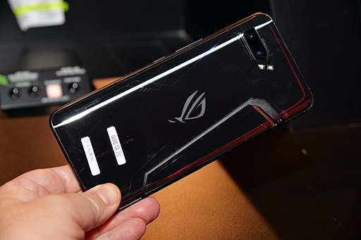 画像集 No.004のサムネイル画像 / ASUS,ゲーム特化スマートフォン新製品「ROG Phone II」を発表。6.59インチ有機ELパネルとSnapdragon 855 Plusを採用する