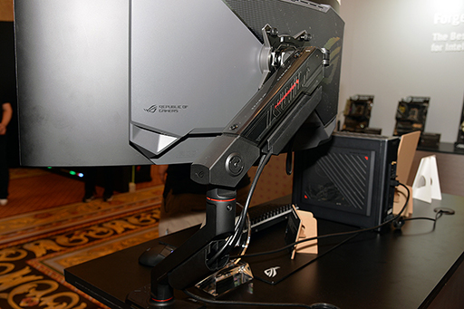 画像集 No.005のサムネイル画像 / ウルトラワイドの有機ELディスプレイやNUCにも注目。ノートPC以外にも気になるASUSの新製品をまとめてチェック