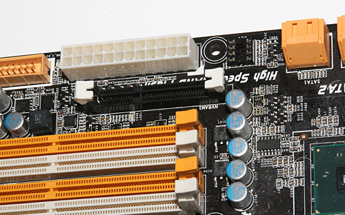 画像集#005のサムネイル/「P57」「H57/H55」チップセットのスペックが垣間見える,CeBIT 2009のIntelブース