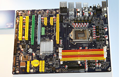 画像集#008のサムネイル/「P57」「H57/H55」チップセットのスペックが垣間見える,CeBIT 2009のIntelブース