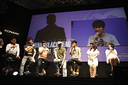画像集#020のサムネイル/［TGS 2011］「メタルギア」キャスト陣と須田剛一さんがゲストとして登場したKONAMIブースの超豪華ラストステージ「Kojima Productions SPECIAL STAGE」をレポート