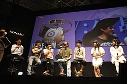 画像集#021のサムネイル/［TGS 2011］「メタルギア」キャスト陣と須田剛一さんがゲストとして登場したKONAMIブースの超豪華ラストステージ「Kojima Productions SPECIAL STAGE」をレポート