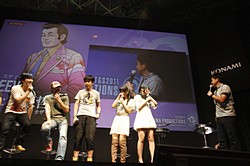 画像集#024のサムネイル/［TGS 2011］「メタルギア」キャスト陣と須田剛一さんがゲストとして登場したKONAMIブースの超豪華ラストステージ「Kojima Productions SPECIAL STAGE」をレポート