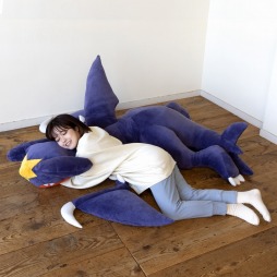 画像集 No.002のサムネイル画像 / 「ポケモン ダイヤモンド・パール」のマッハポケモン“ガブリアス”のビッグサイズクッションが登場。予約受付を開始