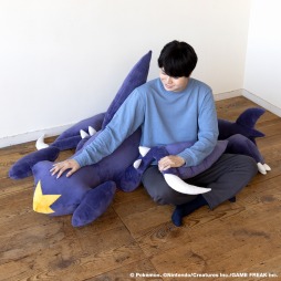 画像集 No.003のサムネイル画像 / 「ポケモン ダイヤモンド・パール」のマッハポケモン“ガブリアス”のビッグサイズクッションが登場。予約受付を開始