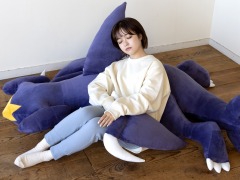 「ポケモン ダイヤモンド・パール」のマッハポケモン“ガブリアス”のビッグサイズクッションが登場。予約受付を開始