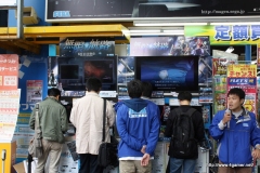 画像集#005のサムネイル/プラチナゲームズの稲葉敦志氏，ヌードメーカーの河野一二三氏も駆けつけた「無限航路」店頭体験会の模様をレポート
