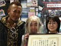 「龍が如く3」ディスプレイコンテスト“天啓賞”獲得のベスト電器 新宿高島屋店を名越氏が表敬訪問!