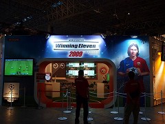 画像集#006のサムネイル/［TGS 2008＃032］KONAMI，「ウイニングイレブン2009」をTGS 2008でプレイアブル出展。イメージキャラクターにメッシ選手を起用