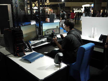 画像集#008のサムネイル/［TGS 2010］人気のPCゲーム14タイトルを贅沢な環境でプレイできちゃう「Gaming PC World」ブースレポート