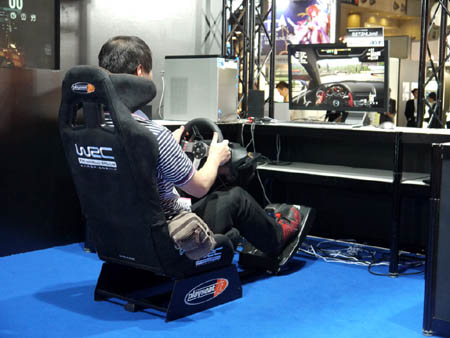 画像集#011のサムネイル/［TGS 2010］人気のPCゲーム14タイトルを贅沢な環境でプレイできちゃう「Gaming PC World」ブースレポート