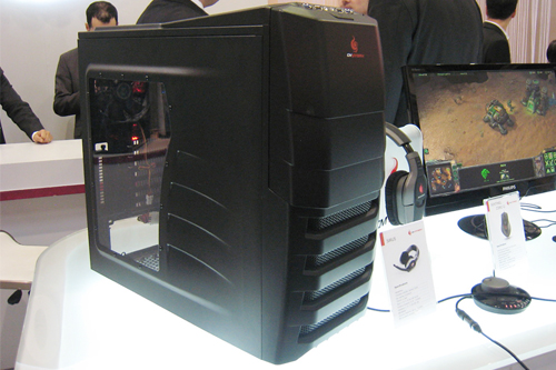 画像集#005のサムネイル/［CeBIT］Cooler Master，「CM Storm」ブランドのワイヤードマウス「Spawn」を公開。高性能光学センサー採用がウリ