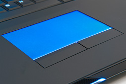 画像集#008のサムネイル/完全新作となったALIENWAREのノートPCを写真で見る。デザインは「戦艦」から「ステルス戦闘機」に&#033;&#063;