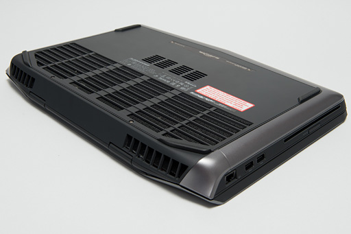 画像集#013のサムネイル/完全新作となったALIENWAREのノートPCを写真で見る。デザインは「戦艦」から「ステルス戦闘機」に&#033;&#063;