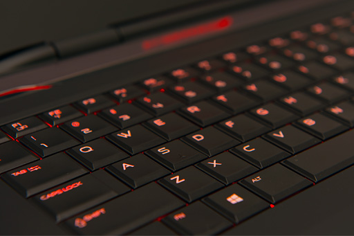 画像集#015のサムネイル/完全新作となったALIENWAREのノートPCを写真で見る。デザインは「戦艦」から「ステルス戦闘機」に&#033;&#063;
