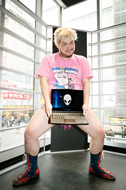 画像集 No.002のサムネイル画像 / 【PR】「NEW ALIENWARE 13 OLED VR」×バイオハザード7×男色ディーノ。有機ELパネル搭載ノートPCはゲームに何をもたらすか，プロレスラーが考えてみた