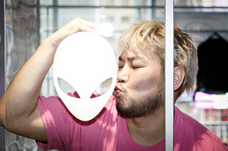 画像集 No.003のサムネイル画像 / 【PR】「NEW ALIENWARE 13 OLED VR」×バイオハザード7×男色ディーノ。有機ELパネル搭載ノートPCはゲームに何をもたらすか，プロレスラーが考えてみた