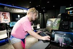 画像集 No.007のサムネイル画像 / 【PR】「NEW ALIENWARE 13 OLED VR」×バイオハザード7×男色ディーノ。有機ELパネル搭載ノートPCはゲームに何をもたらすか，プロレスラーが考えてみた