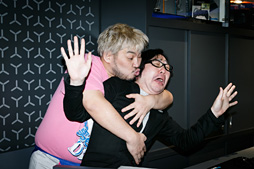 画像集 No.011のサムネイル画像 / 【PR】「NEW ALIENWARE 13 OLED VR」×バイオハザード7×男色ディーノ。有機ELパネル搭載ノートPCはゲームに何をもたらすか，プロレスラーが考えてみた
