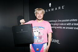 画像集 No.013のサムネイル画像 / 【PR】「NEW ALIENWARE 13 OLED VR」×バイオハザード7×男色ディーノ。有機ELパネル搭載ノートPCはゲームに何をもたらすか，プロレスラーが考えてみた
