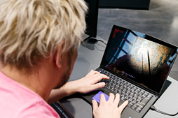 画像集 No.015のサムネイル画像 / 【PR】「NEW ALIENWARE 13 OLED VR」×バイオハザード7×男色ディーノ。有機ELパネル搭載ノートPCはゲームに何をもたらすか，プロレスラーが考えてみた