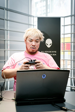 画像集 No.023のサムネイル画像 / 【PR】「NEW ALIENWARE 13 OLED VR」×バイオハザード7×男色ディーノ。有機ELパネル搭載ノートPCはゲームに何をもたらすか，プロレスラーが考えてみた