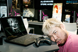 画像集 No.024のサムネイル画像 / 【PR】「NEW ALIENWARE 13 OLED VR」×バイオハザード7×男色ディーノ。有機ELパネル搭載ノートPCはゲームに何をもたらすか，プロレスラーが考えてみた
