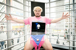 画像集 No.027のサムネイル画像 / 【PR】「NEW ALIENWARE 13 OLED VR」×バイオハザード7×男色ディーノ。有機ELパネル搭載ノートPCはゲームに何をもたらすか，プロレスラーが考えてみた