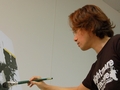 小島プロダクションの新川洋司アートディレクターに,「新川洋司展 - THE ART OF YOJI SHINKAWA -」開催の経緯からブックレットの解説まで,いろいろな話を聞いてきた