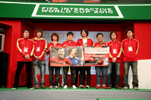 画像集#001のサムネイル/世界最大級のFIFA公式サッカーゲーム大会に元サッカー日本代表の名波 浩さんがゲスト出演。「FIFA インタラクティブワールドカップ 2010 日本大会」をレポート