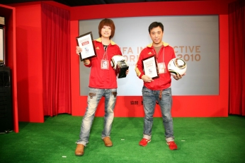 画像集#003のサムネイル/世界最大級のFIFA公式サッカーゲーム大会に元サッカー日本代表の名波 浩さんがゲスト出演。「FIFA インタラクティブワールドカップ 2010 日本大会」をレポート