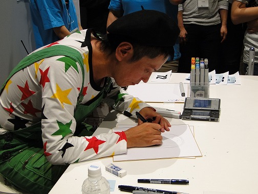画像集#009のサムネイル/［TGS 2009］“自分の彼女”の似顔絵をミノ☆タロー氏に書いてもらえる抽選イベントも。「ラブプラス」の「デキシーズ 幕張出張所」レポート