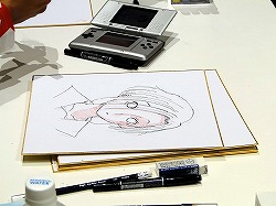 画像集#011のサムネイル/［TGS 2009］“自分の彼女”の似顔絵をミノ☆タロー氏に書いてもらえる抽選イベントも。「ラブプラス」の「デキシーズ 幕張出張所」レポート