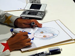 画像集#012のサムネイル/［TGS 2009］“自分の彼女”の似顔絵をミノ☆タロー氏に書いてもらえる抽選イベントも。「ラブプラス」の「デキシーズ 幕張出張所」レポート