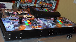 画像集#001のサムネイル/Mad Catz，「ストリートファイター×鉄拳」仕様のアーケードスティックを正式発表。最上位モデルは2台の連結が可能に