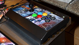 画像集#004のサムネイル/Mad Catz，「ストリートファイター×鉄拳」仕様のアーケードスティックを正式発表。最上位モデルは2台の連結が可能に