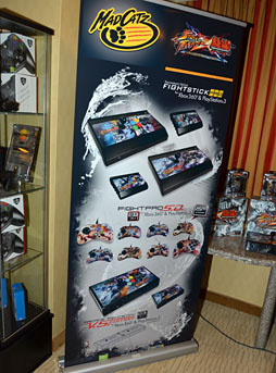 画像集#008のサムネイル/Mad Catz，「ストリートファイター×鉄拳」仕様のアーケードスティックを正式発表。最上位モデルは2台の連結が可能に