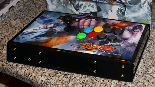 画像集#009のサムネイル/Mad Catz，「ストリートファイター×鉄拳」仕様のアーケードスティックを正式発表。最上位モデルは2台の連結が可能に
