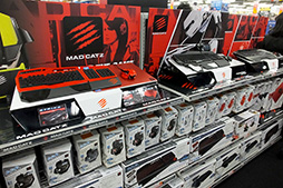 画像集 No.006のサムネイル画像 / ソフマップ秋葉原にオープンしたMad Catz専門店「Mad Catz ファイティングストア」をレポート。プロゲーマーサイン会は大盛況